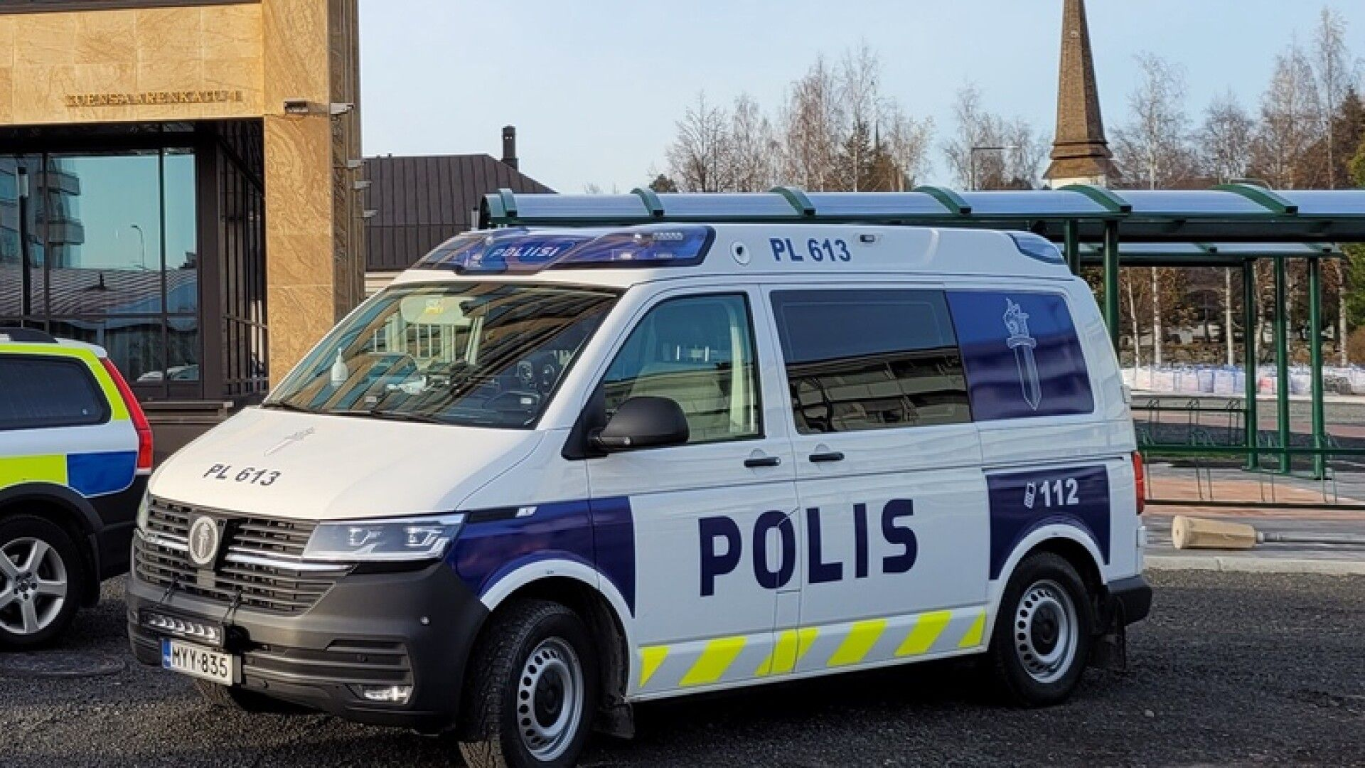 Asiakas suuttui väärästä pizzasta – hakkasi seinään reiän