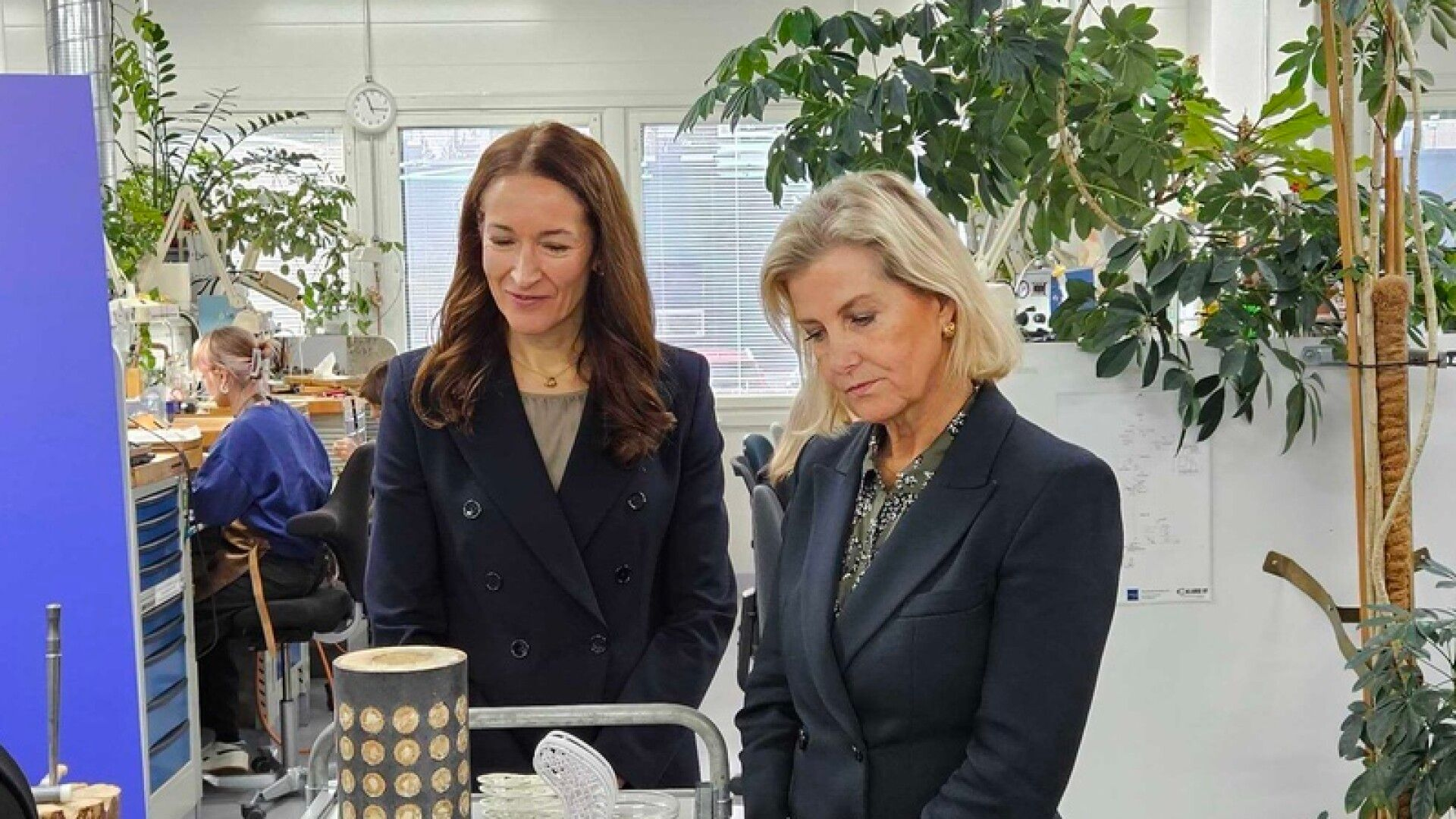 Herttuatar Sophie ja Suzanne Innes-Stubb vierailevat Kalevala Korulla – takovat omat sormukset