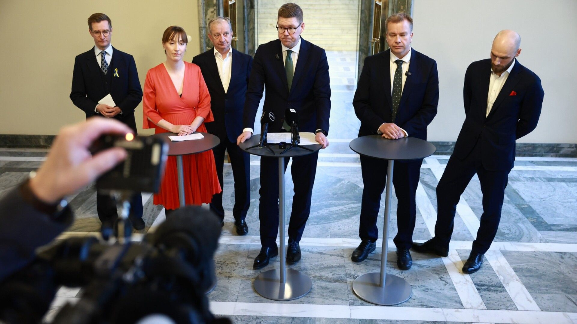 Oppositio: Kaikki kallistuu – rajua kritiikkiä hallitukselle