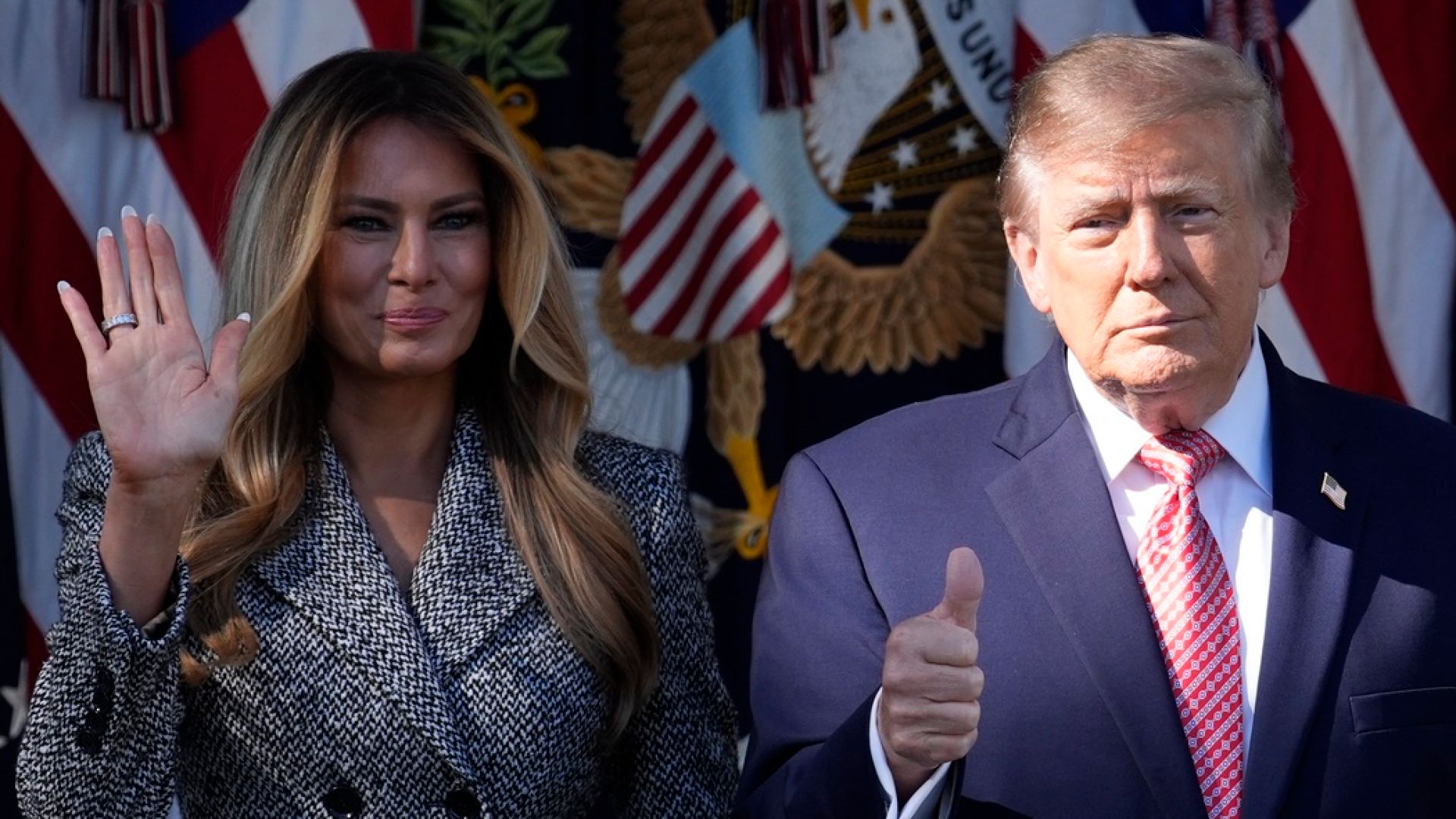Donald Trump heitti Melaniasta tylyn vitsin ja yritti sitten suukottaa – reaktio sai somen varpailleen