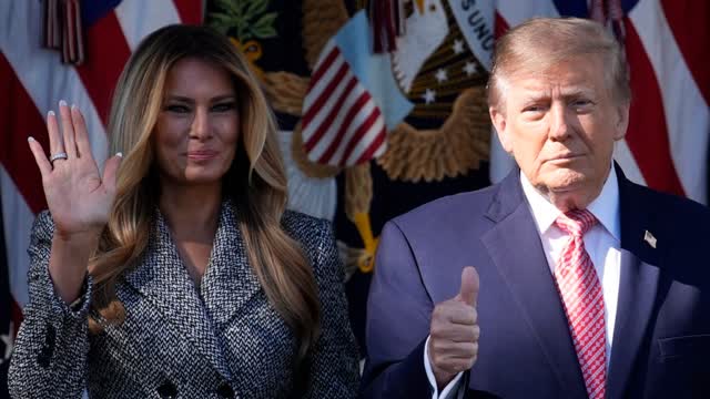 Donald Trump heitti Melaniasta tylyn vitsin ja yritti sitten suukottaa – reaktio sai somen varpailleen