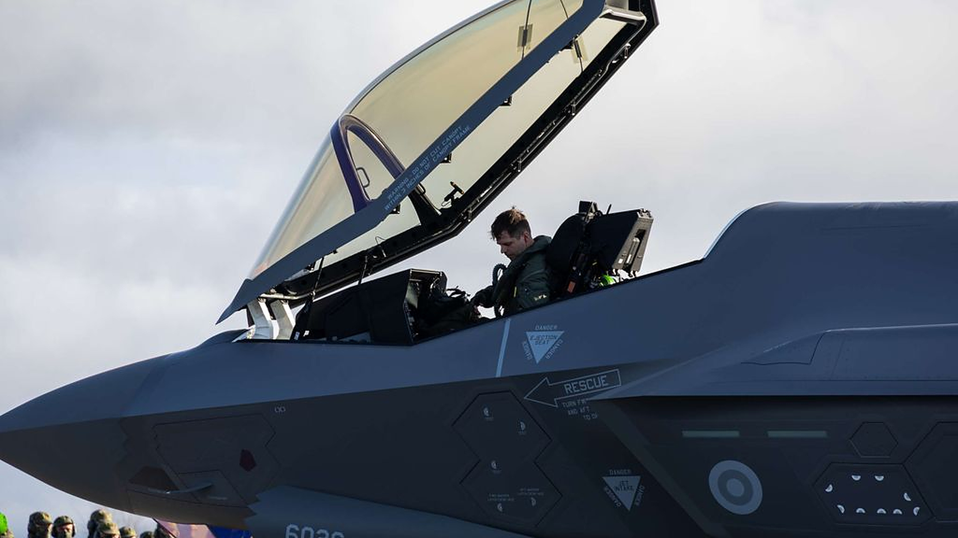 Uunituore F-35-hävittäjä saapui Suomeen yli kuukauden myöhässä