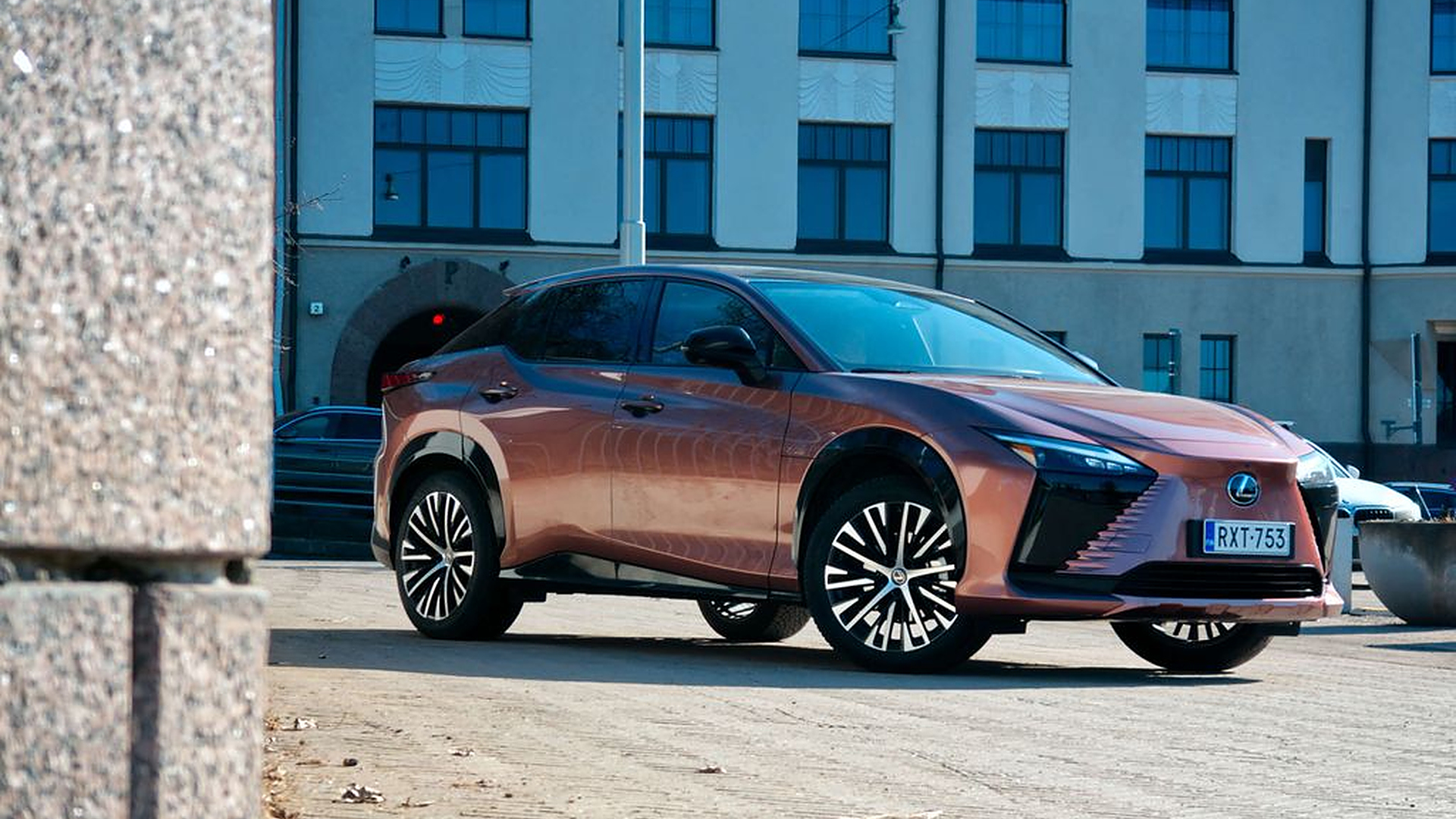 Miksi maksaisin 77 000 euroa tästä autosta, kun voin ajaa pleikkaria kotonakin?