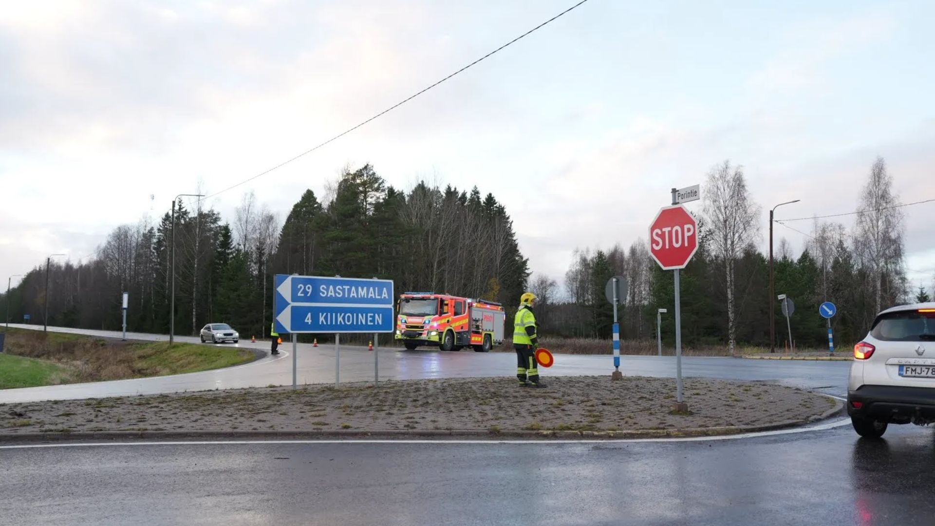 Valtatie 11 on yhä poikki polttoainerekan perävaunun kaatumisen vuoksi