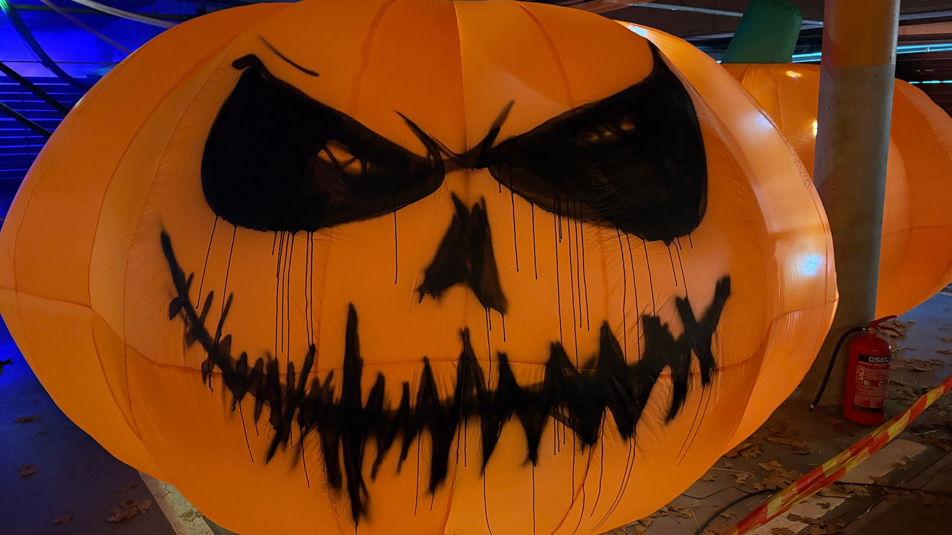 Halloweentapahtumaa mainostettiin tekoälyllä, todellisuus raisiolaisessa parkkihallissa oli toinen