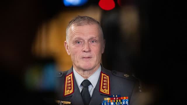 Puolustusvoimain ex-komentajan ovelle ilmestyi mystinen paketti