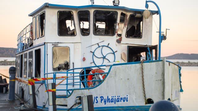 Vesijärvellä risteilevä M/S Pyhäjärvi tuhoutui pahoin yöllisessä tulipalossa