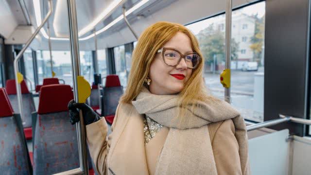 Iina ja Sini valitsevat hiuksensa aamulla kuin kenkänsä tai laukkunsa