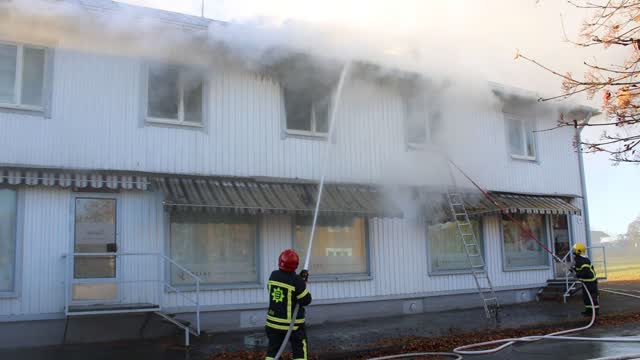 Hurja tulipalo iltapäivällä – Vanhus huusi ikkunassa apua ja liekit löivät takana