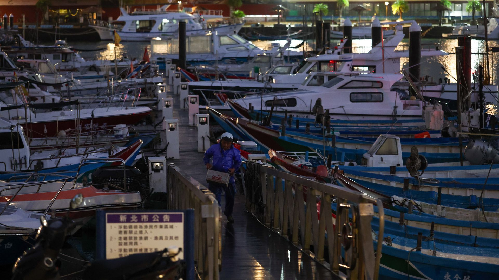 Taiwanissa liki tuhat lentoa peruttu lähestyvän taifuunin vuoksi