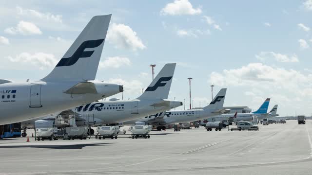 Vaaratilanne Helsinki-Vantaalla – ambulanssit lentokonetta vastassa