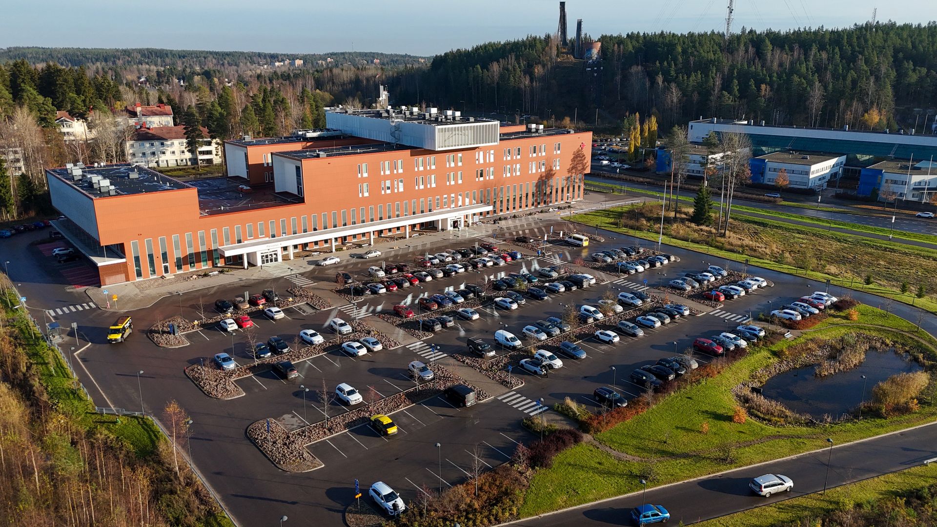 Ikäihmiset toivovat sote-keskuksen isolle parkkialueelle opasteita Kouvolassa – omaa autoa ei aina löydä