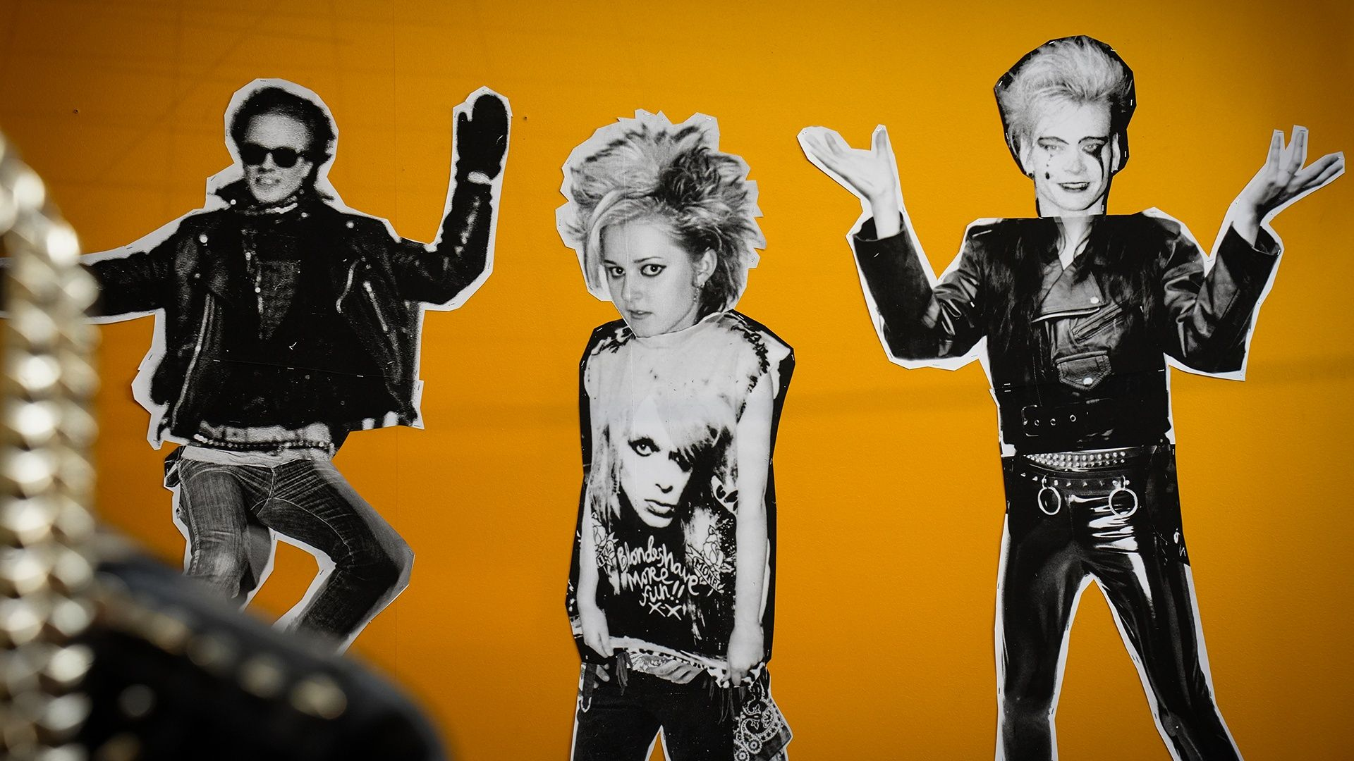 Anarkia valtasi arvorakennuksen Helsingissä: näyttely esittelee 50 vuotta jatkunutta punk-säpinää