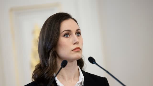Sanna Marin julkaisi kuvan possukahvilasta – somessa rajua kritiikkiä