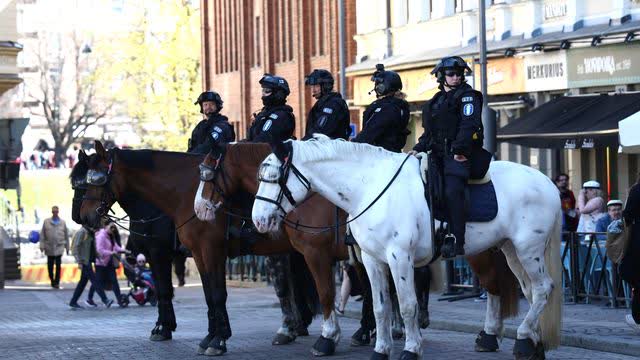 Ranskan mellakoissa poliisi käytti vesitykkiä ja kyynelkaasua – näin Suomen poliisi toimisi