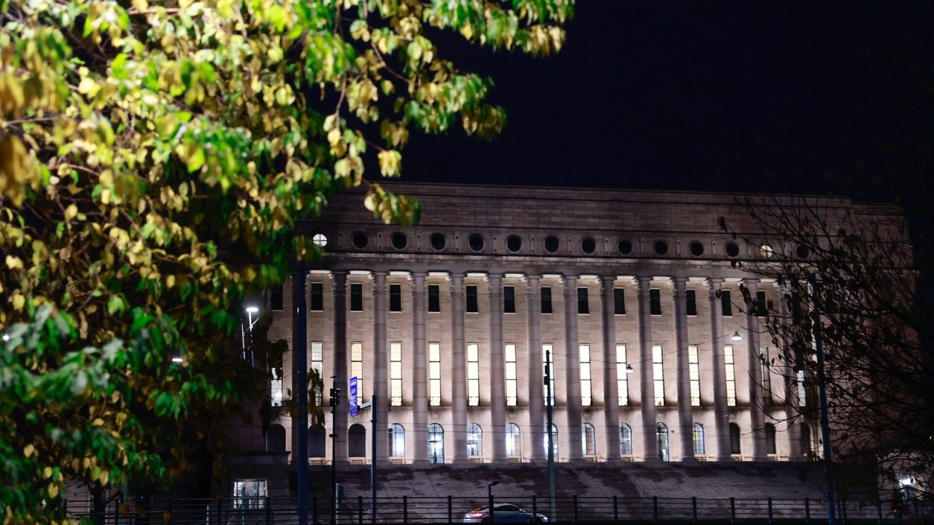 Oppositio jättää välikysymyksen