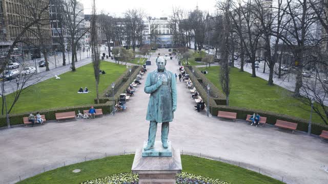 Puistonpenkeistä miljoonalasku? Helsingin projektijohtaja puolustaa hankintoja: ”Ei voi verrata muihin kaupunkeihin”