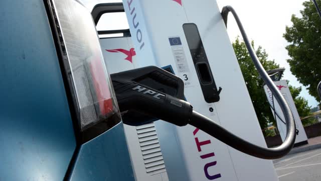 Kuusi sähköautoa hajosi samalla latausasemalla – kovat korjauskustannukset