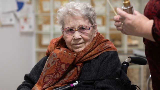 ”Olen roska”, sanoo 89-vuotias Helga Savio hoivakotien sulkemissuunnitelmista Pohjois-Savossa