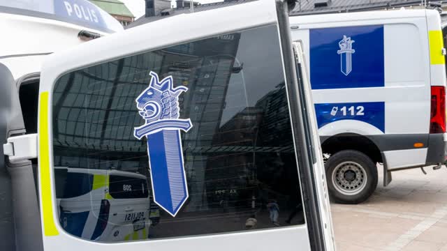 Mies piilotteli poliisia puun alla Karkkilassa – muovipussista löytyi yli 76 000 euroa rahaa