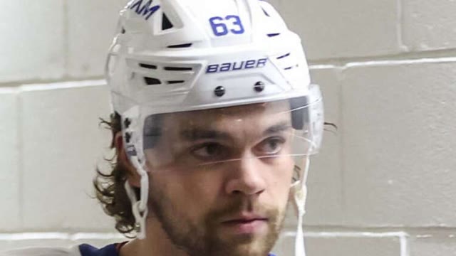 Jalka vääntyi luonnottomaan asentoon – Suomen tehopelaaja loukkaantui ikävästi NHL:ssä