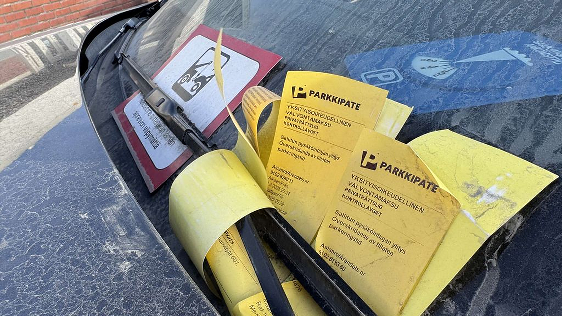 Auto pyörähti katolleen ulosajossa Espoon Suvelassa – yksi loukkaantui