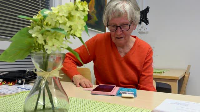 Tekoäly soittaa luuriin ja kysyy kuulumisia – tällainen on ikäihmisille suunnattu Aapo