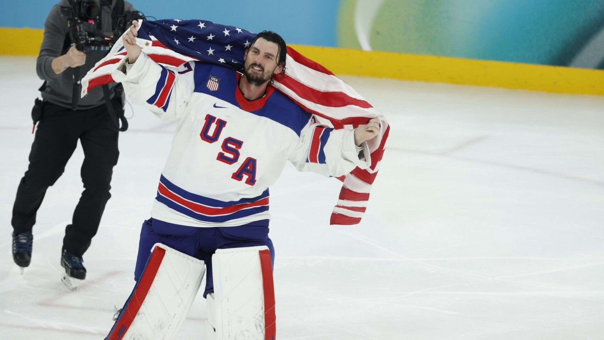 NHL:n kohutähti Connor Hellebuyck lähti viimein – nyt puhuvat joukkuekaverit