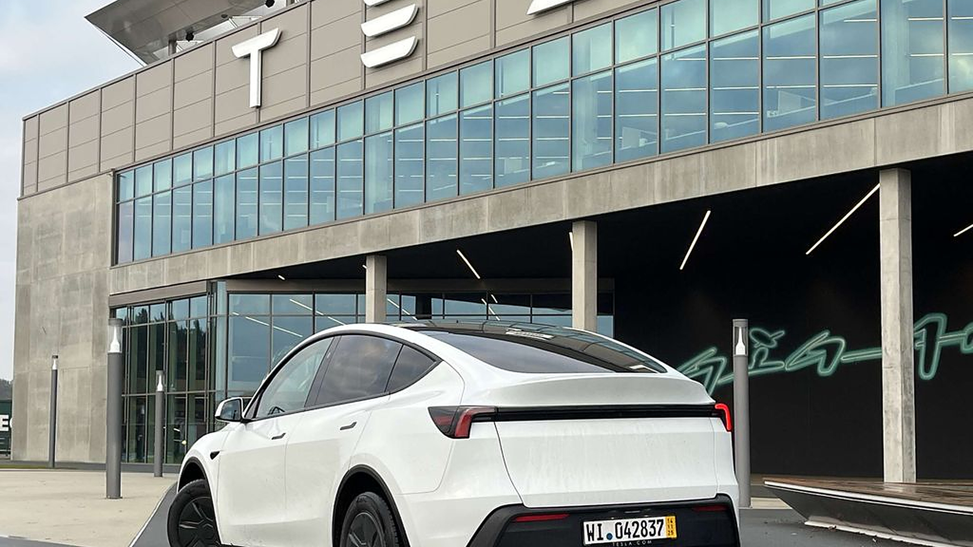 Euroopan myydyimmät autot listattiin – Yksi merkki otti heti kaksoisvoiton