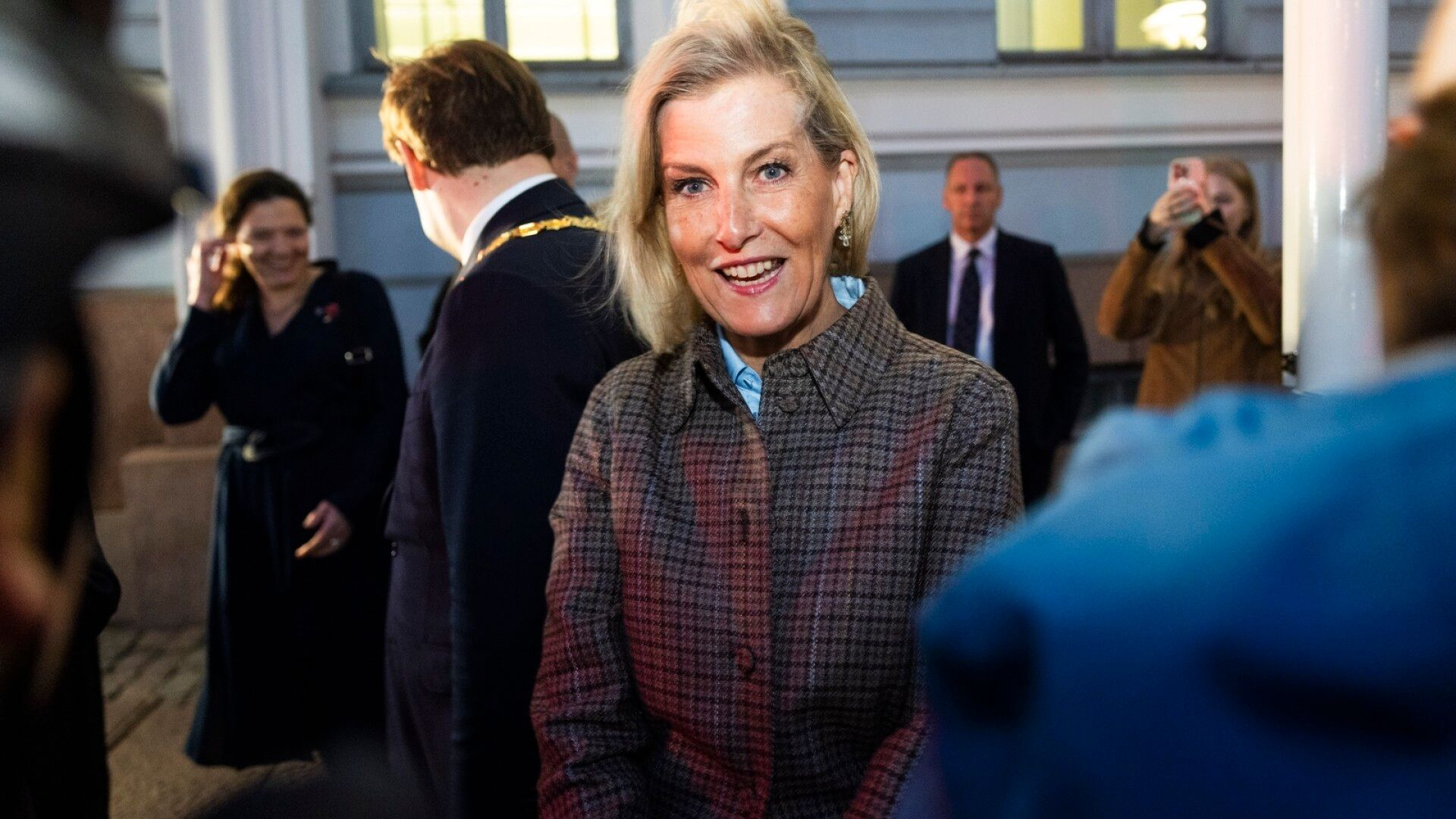 Herttuatar Sophie ja Suzanne Innes-Stubb astelivat kameroiden eteen