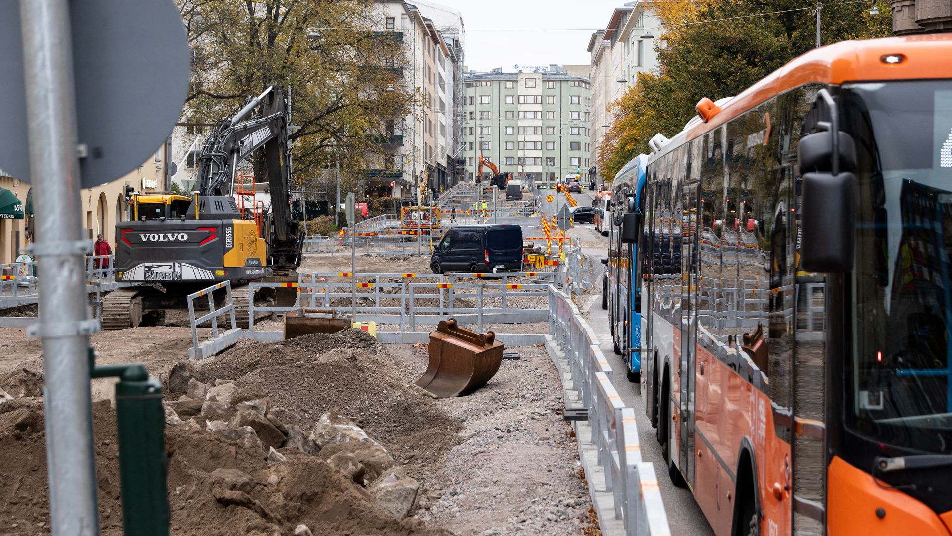 Ratikkaremontti kiristää hermoja Helsingin Töölössä: työntekijöiden päälle syljetty ja heitelty muovipulloja