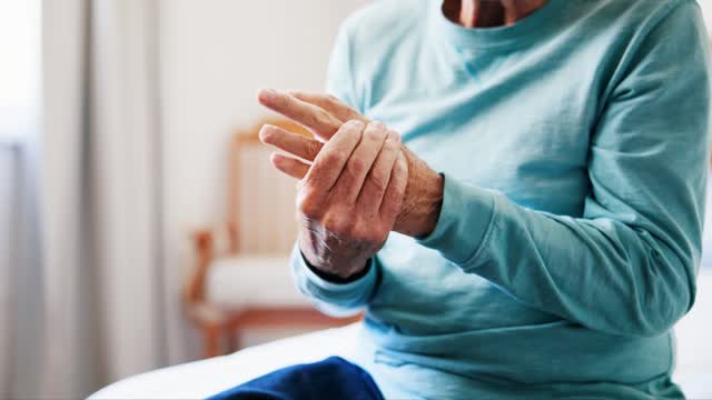 Outo oire kädessä voi paljastaa Parkinsonin taudin – puoliso saattaa huomata sen