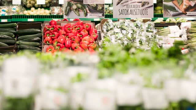 Saako ruokakaupassa hypistellä irtohedelmiä? Professorilta selvä vastaus