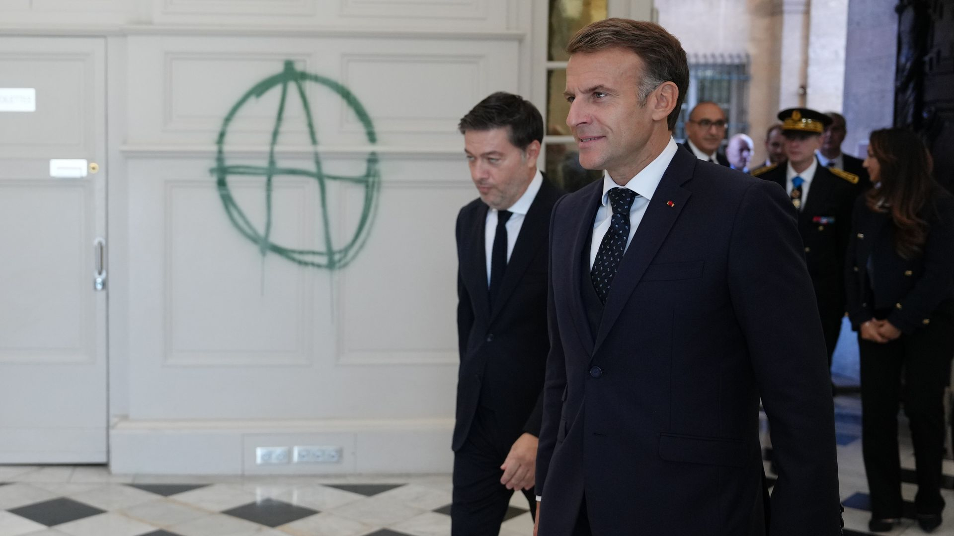 Macron: Sosiaalinen media vahingoittaa demokratiaa