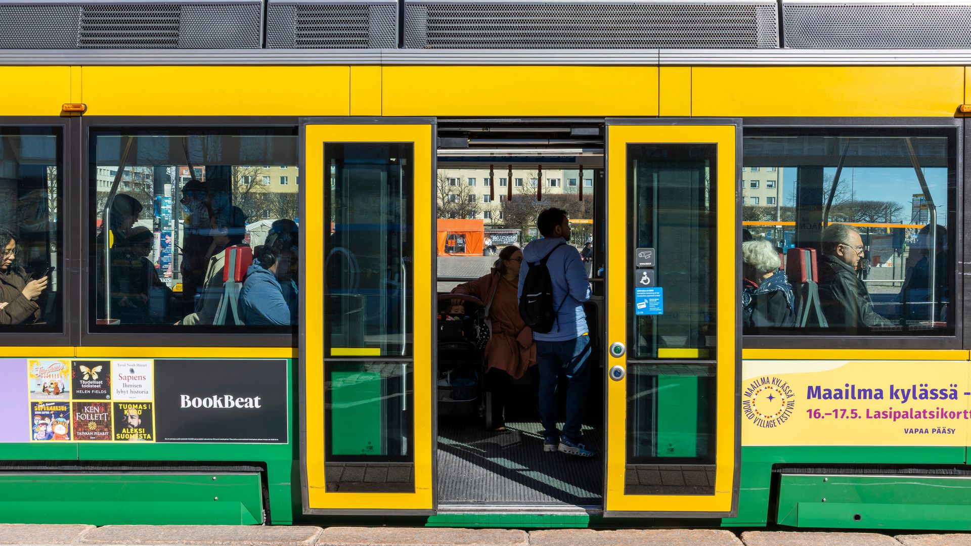 Raitiovaunuja poikkeusreiteillä Helsingissä – ajolangat putosivat Pitkälläsillalla ja vaunuja rikkoontui Kaisaniemessä