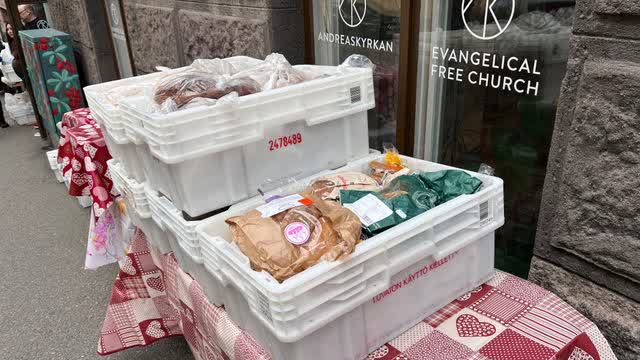 Ruokajonossa Helsingin hienostoalueella käy yhä enemmän lapsiperheitä, kertoo jakelun johtaja