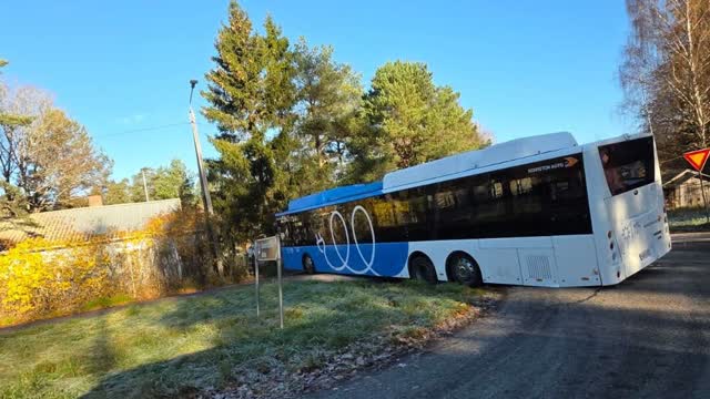 HSL:n bussi poikittain jumissa keskellä tietä