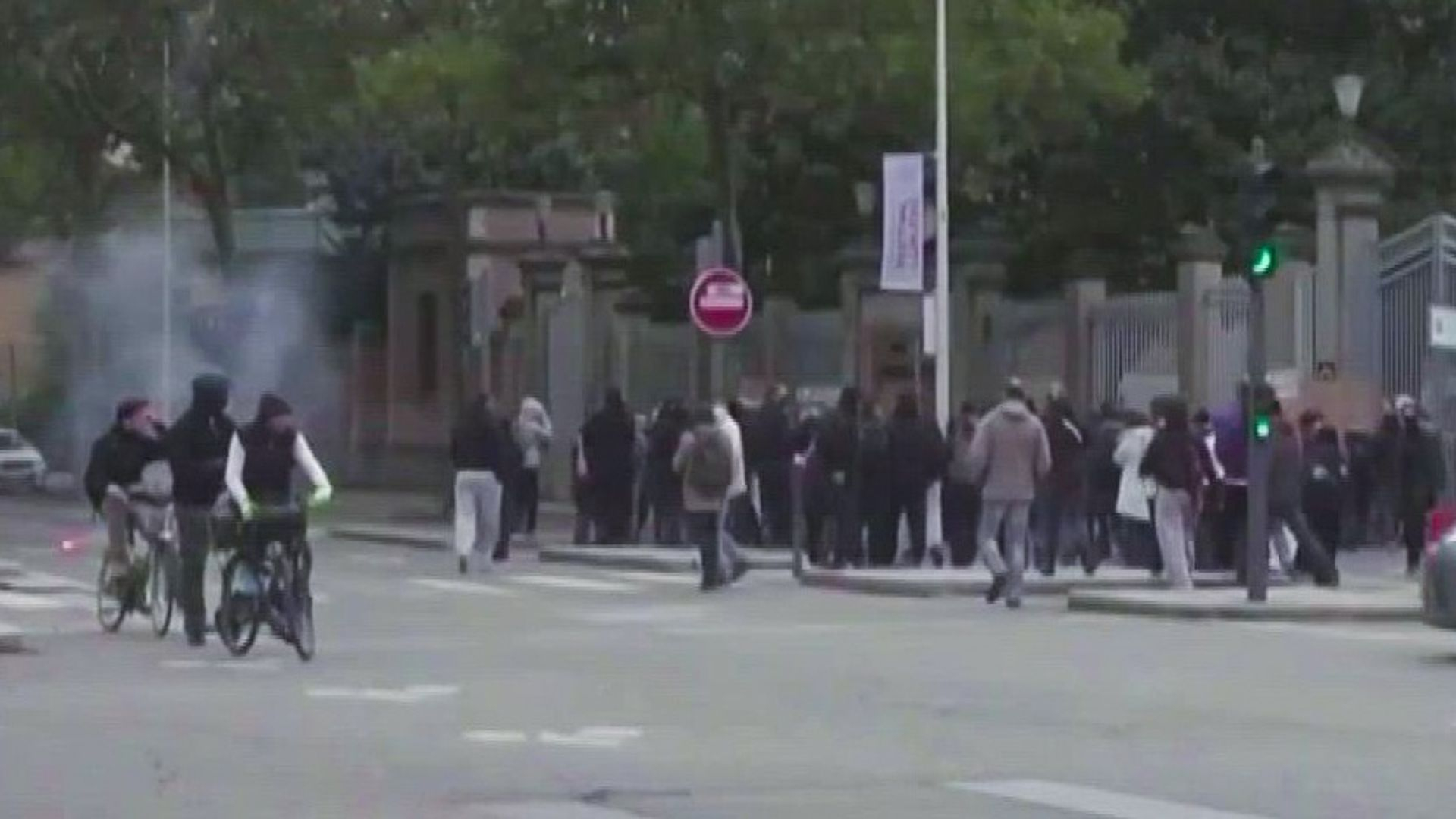 Poliisi ampui kyynelkaasua väkijoukkoon Lyonissa