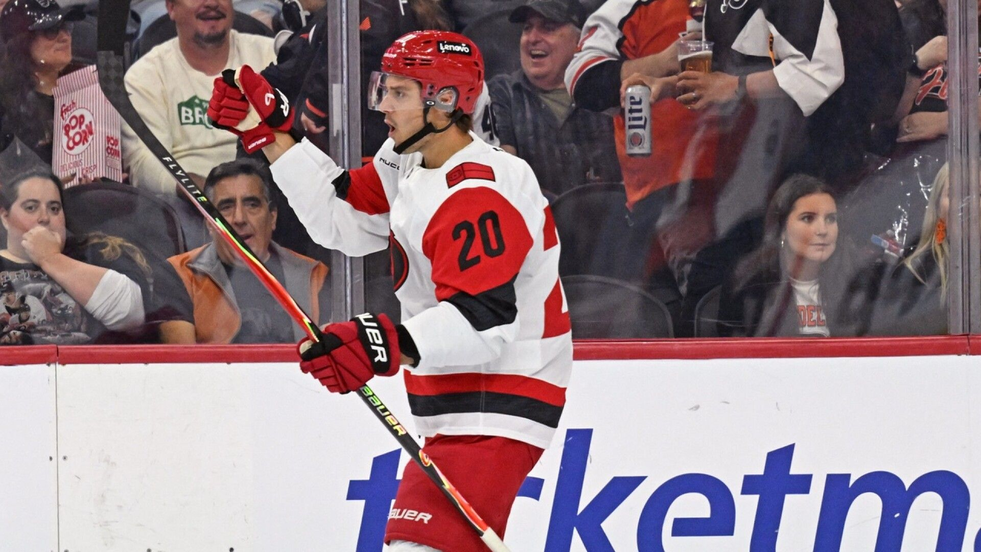 Sebastian Aho nöyryytti NHL:n huippupuolustajaa – selostajat eivät olleet uskoa näkemäänsä