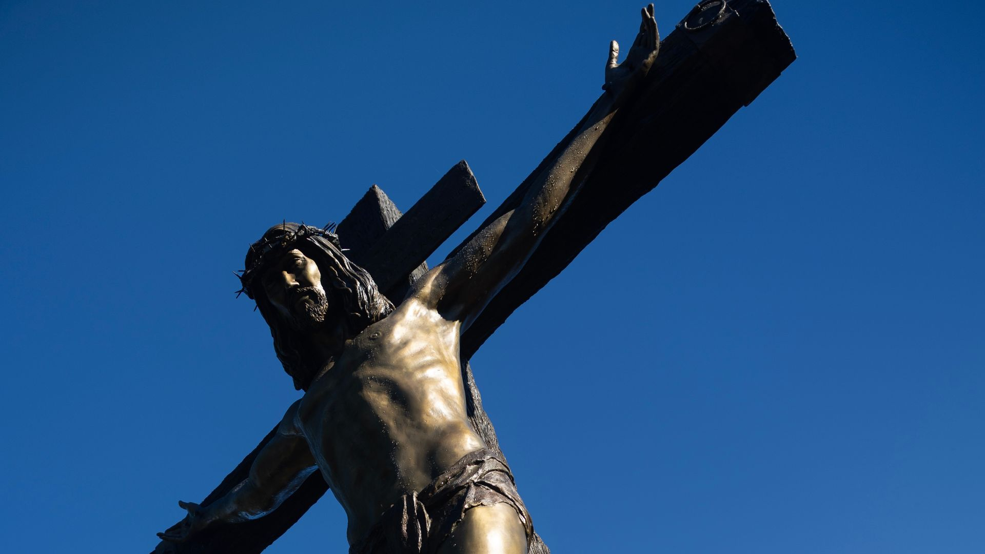 Vaimo lähetti miehelleen sähköpostia, ja pian Jeesus-patsaat nousivat maalaismaisemaan Nurmijärvellä