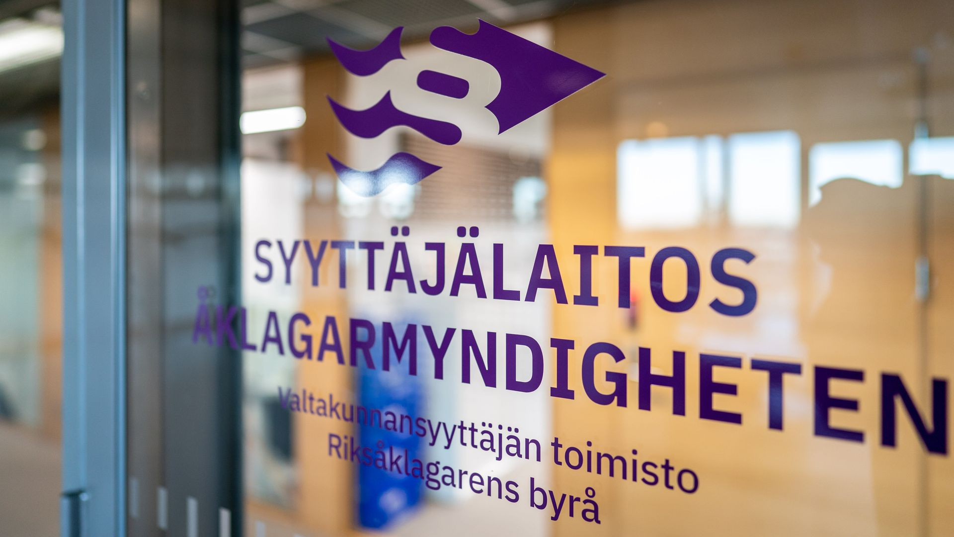 Poliisi osoitti aseella poliisiauton oven avannutta miestä – toiminta siirtyi syyteharkintaan