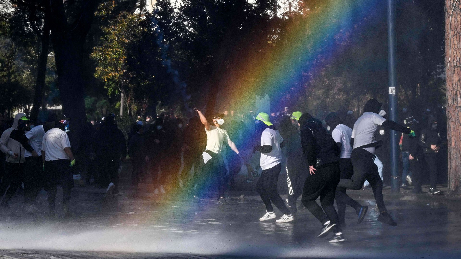 Mielenosoittajat tunkeutuivat Colosseumiin ja sytyttivät tulipalon Albaniassa – protestit leviävät Euroopassa
