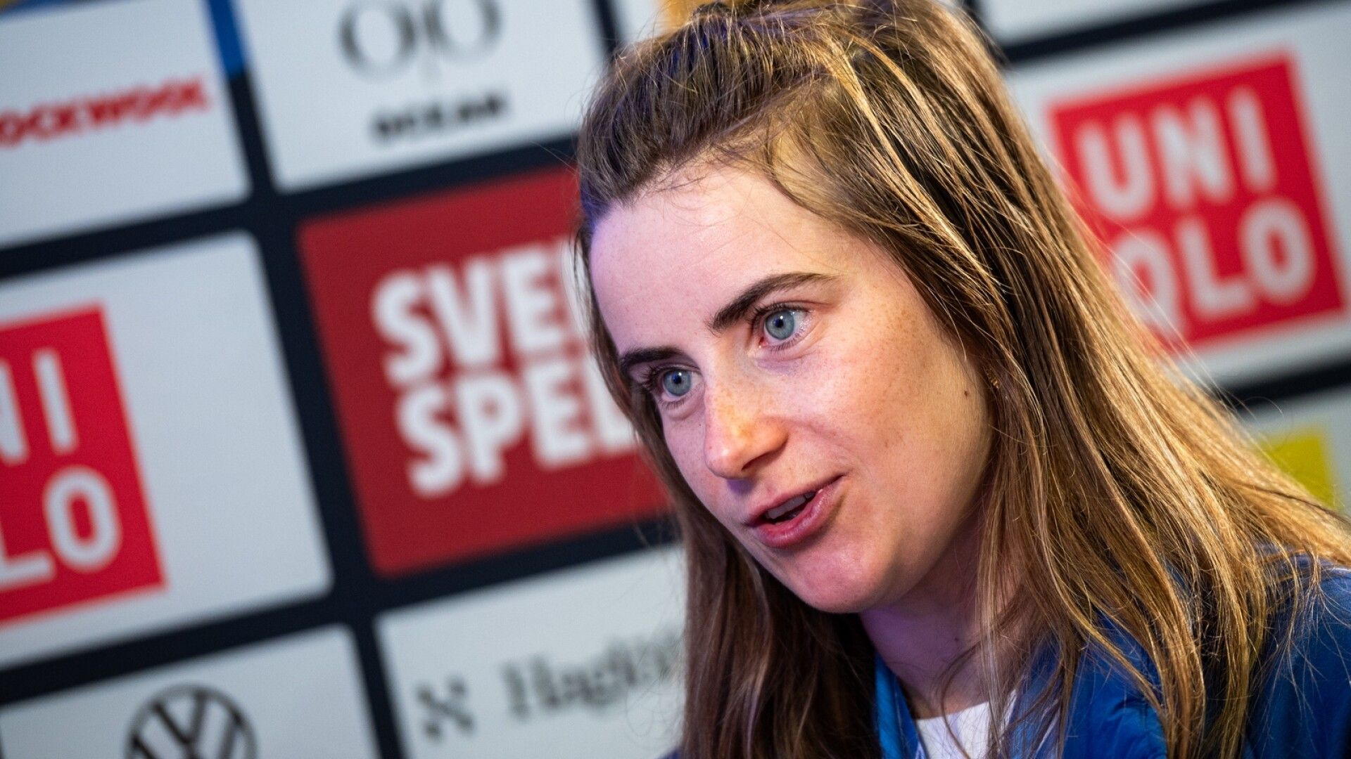 Ebba Andersson poseeraa rohkeassa kuvassa