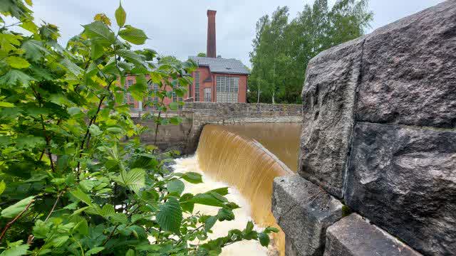 Helsingin kaupungin uusi selvitys suosittaa: Vanhankaupunginkosken patoa ei pureta
