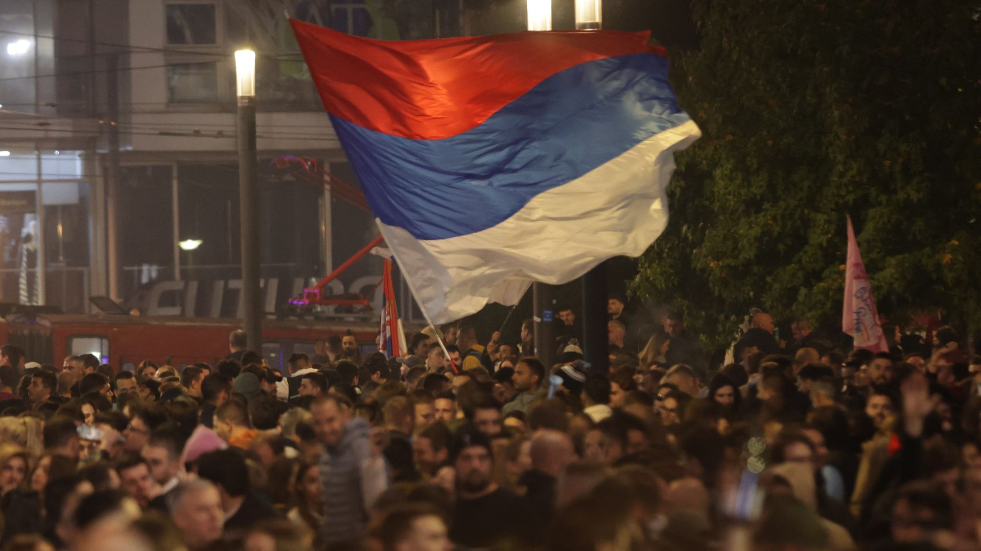 Vučić hävisi ja Belgrad räjähti juhliin, mutta edessä on vielä vaikea tehtävä
