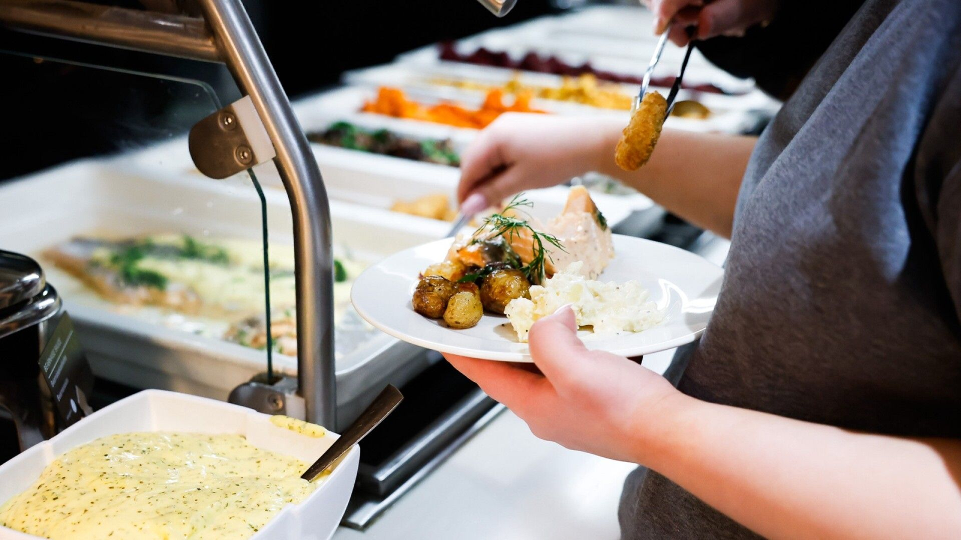 Mies teki buffetissa kuvottavan tempun
