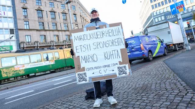 Erikoinen näky Helsingin keskustassa – Suomen maajoukkueurheilija seisoo kadulla etsimässä rahaa